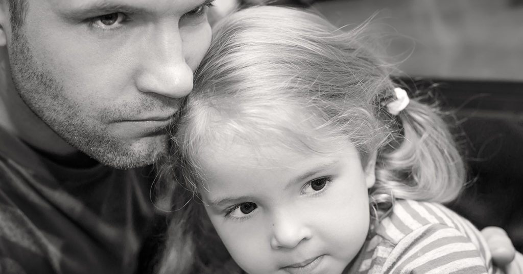 Ich habe meiner Tochter auf einem Flohmarkt einen Teddybären gekauft – erst nach ihrem Tod habe ich entdeckt, was sie darin versteckt hatte