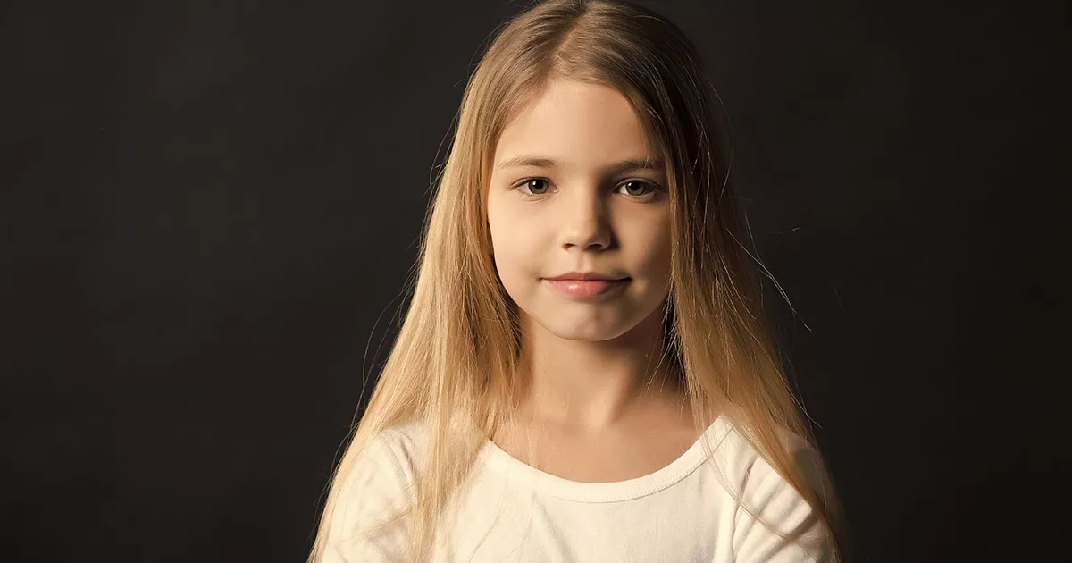 Moja jedenastoletnia córka wróciła do domu, ale jej klucz nie pasował. Czekała PIĘĆ GODZIN na deszczu. Potem wyszła moja mama i powiedziała: „Wszyscy zdecydowaliśmy, że ty i twoja mama nie mieszkacie tu już dłużej”. Nie krzyczałam. Po prostu powiedziałam: „Rozumiem”. Trzy dni później moja mama dostała LIST i zbladła…