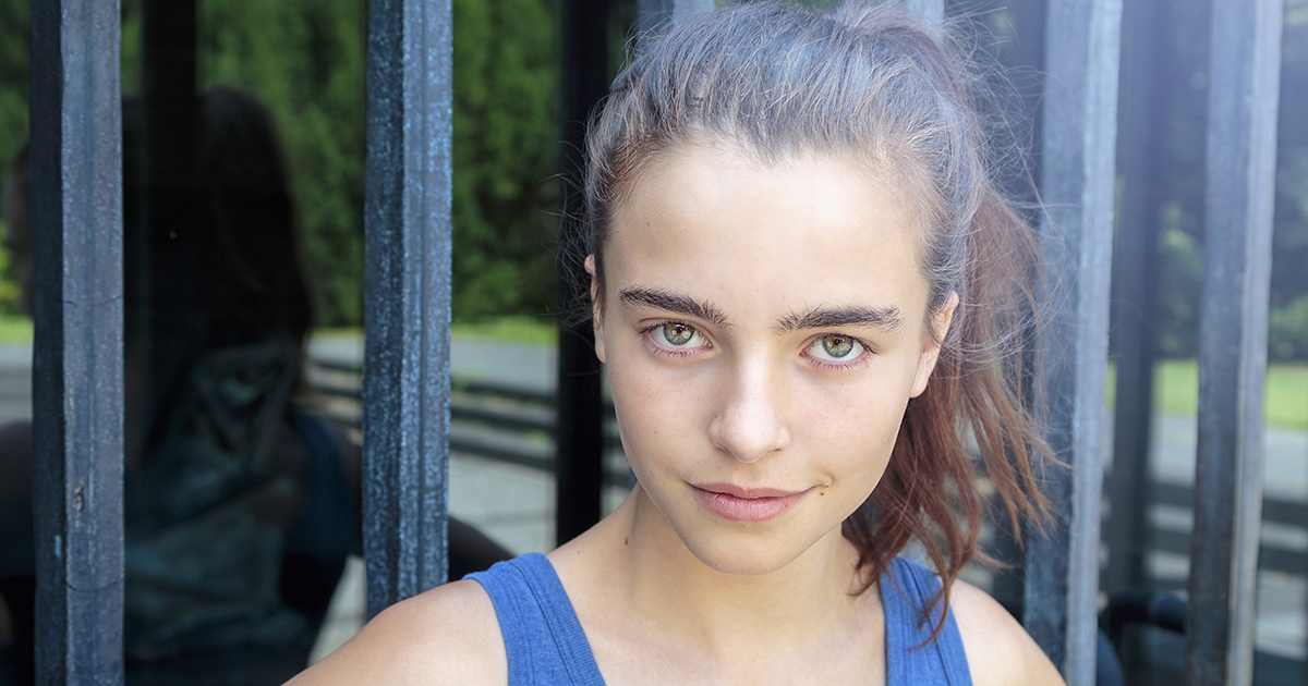 Moja jedenastoletnia córka wróciła do domu, ale jej klucz nie pasował. Czekała PIĘĆ GODZIN na deszczu. Potem wyszła moja mama i powiedziała: „Wszyscy zdecydowaliśmy, że ty i twoja mama nie mieszkacie tu już dłużej”. Nie krzyczałam. Po prostu powiedziałam: „Rozumiem”. Trzy dni później moja mama dostała LIST i zbladła…