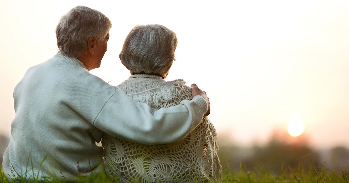 Mój ojczym wychował mnie jak własną córkę po śmierci mojej mamy, kiedy miałam 4 lata – podczas jego pogrzebu słowa pewnego starszego mężczyzny doprowadziły mnie do prawdy, która przez lata była przede mną ukrywana