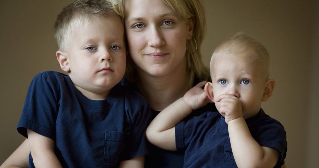 Mój sąsiad wezwał policję do moich dzieci, ponieważ „dzieci nie mogą krzyczeć na zewnątrz” – dlatego wypowiedziałam mu wojnę.