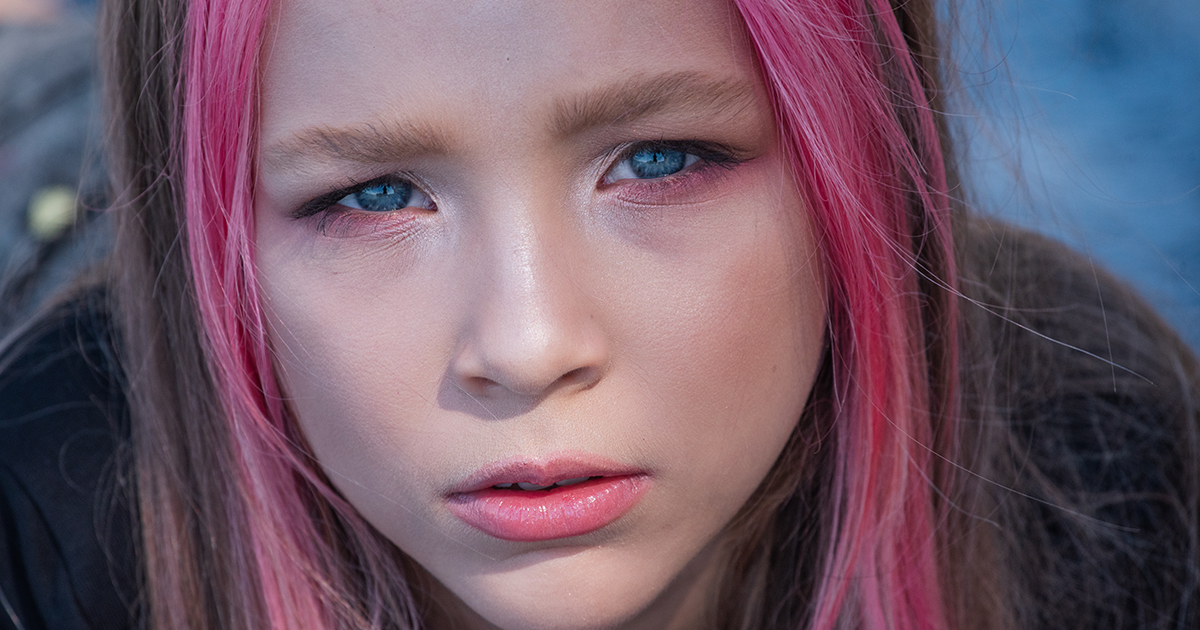 Moja jedenastoletnia córka wróciła do domu, ale jej klucz nie pasował. Czekała PIĘĆ GODZIN na deszczu. Potem wyszła moja mama i powiedziała: „Wszyscy zdecydowaliśmy, że ty i twoja mama nie mieszkacie tu już dłużej”. Nie krzyczałam. Po prostu powiedziałam: „Rozumiem”. Trzy dni później moja mama dostała LIST i zbladła…