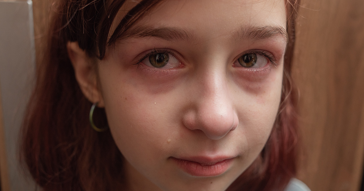 Moja jedenastoletnia córka wróciła do domu, ale jej klucz nie pasował. Czekała PIĘĆ GODZIN na deszczu. Potem wyszła moja mama i powiedziała: „Wszyscy zdecydowaliśmy, że ty i twoja mama nie mieszkacie tu już dłużej”. Nie krzyczałam. Po prostu powiedziałam: „Rozumiem”. Trzy dni później moja mama dostała LIST i zbladła…