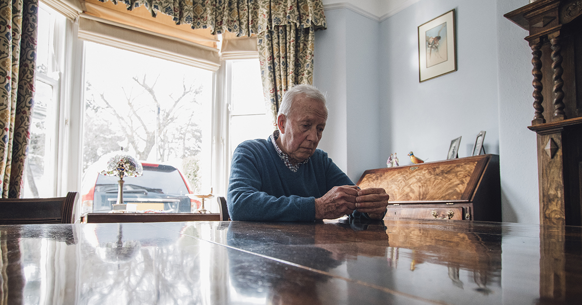 Kiedy mój ojciec podzielił spadek, mój brat dostał wszystko, a ja tylko domek dziadka – i tajemnicę, którą zabrał ze sobą do grobu