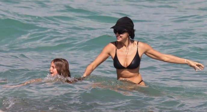 40-letnią Shayk wraz z córką zaskoczono podczas wakacji, a w komentarzach natychmiast pojawiły się takie opinie: „W porównaniu z 20-letnimi modelkami to nic specjalnego. Niestety, cudów nie ma”.