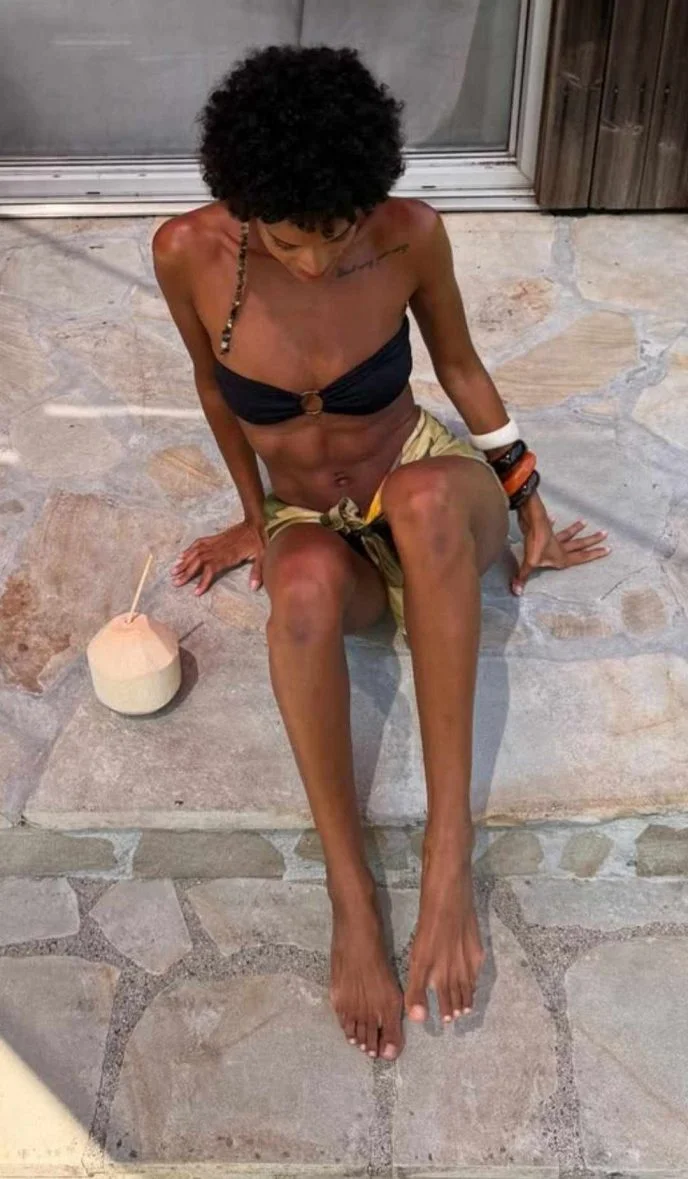 Brazylijska ciemnoskóra bogini! 58-letni Kassel pokazał swoją 28-letnią wybrankę w bikini sześć miesięcy po narodzinach syna.