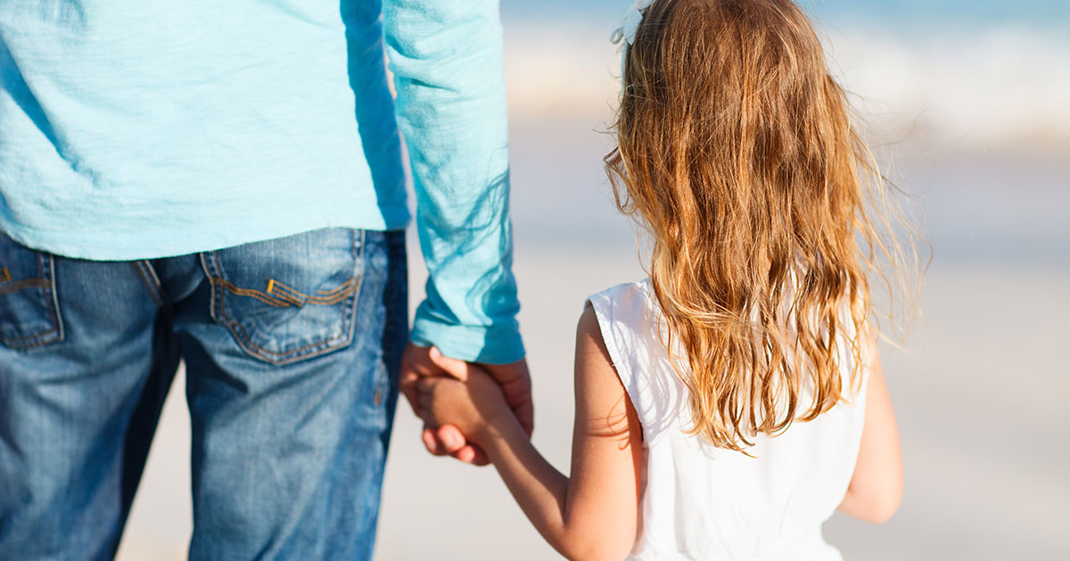 Ich habe meiner Tochter auf einem Flohmarkt einen Teddybären gekauft – erst nach ihrem Tod habe ich entdeckt, was sie darin versteckt hatte