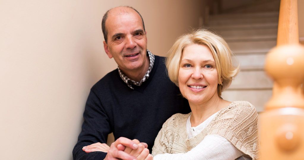 Mój ojczym wychował mnie jak własną córkę po śmierci mojej mamy, kiedy miałam 4 lata – podczas jego pogrzebu słowa pewnego starszego mężczyzny doprowadziły mnie do prawdy, która przez lata była przede mną ukrywana