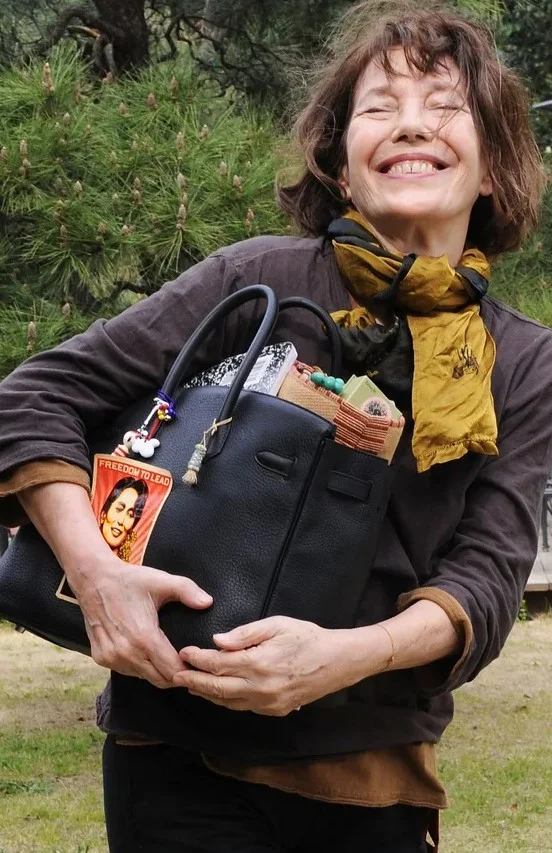 Kultowa ikona wśród gigantów mody: Jane Birkin – uosobienie nienagannego gustu i ponadczasowej elegancji