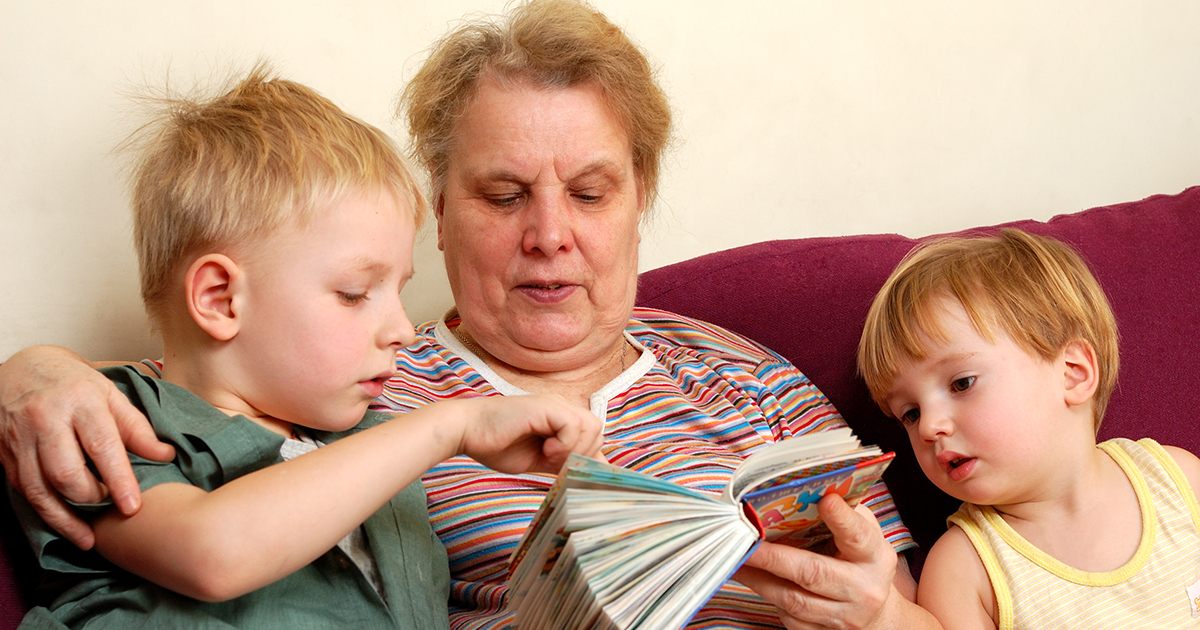 Mój sąsiad wezwał policję do moich dzieci, ponieważ „dzieci nie mogą krzyczeć na zewnątrz” – dlatego wypowiedziałam mu wojnę.