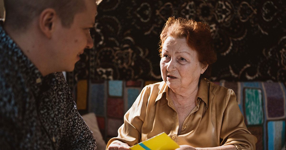 Świąteczny talerz dla nieznajomego – i tajemnica mamy