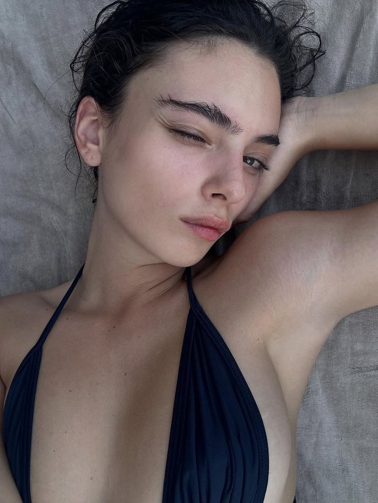 Daleko od matki! Do sieci wyciekły nowe, przypadkowe zdjęcia córki Kassela i Bellucci