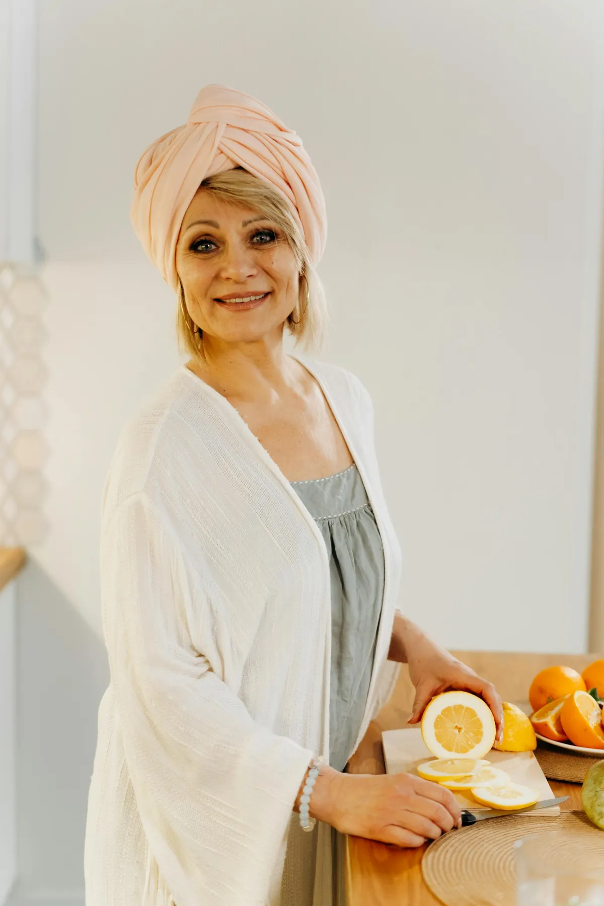 Dziewczyna mojego taty próbowała przyćmić mnie na moim własnym ślubie – więc odwróciłam sytuację i wszyscy mi bił