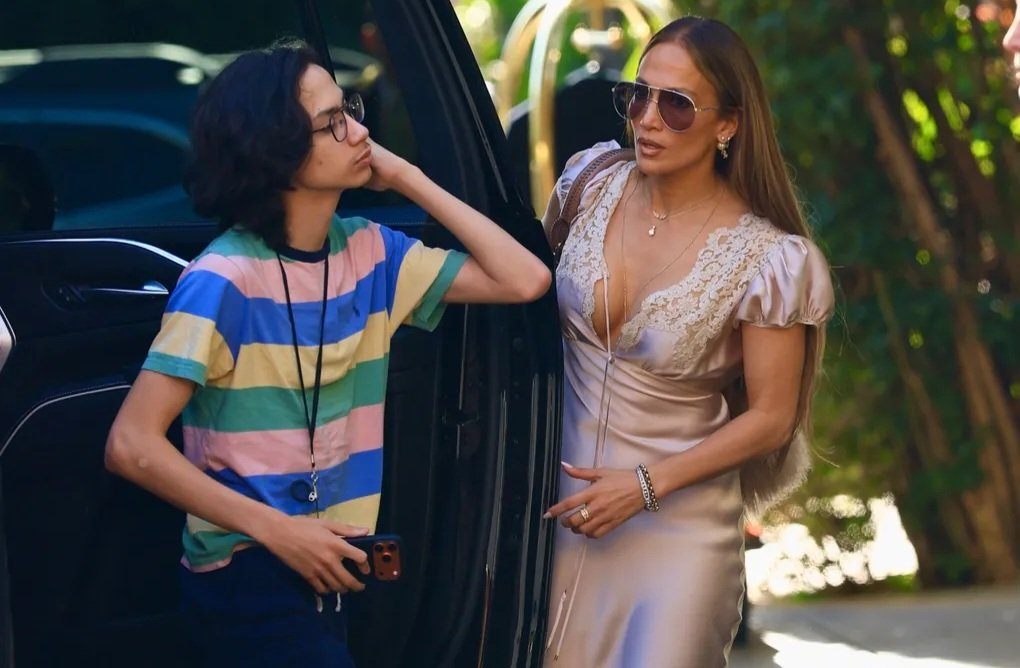 „Mama trzyma go na suchej diecie?” Internauci oniemieli na widok zdjęć 17-letniego syna Lopez