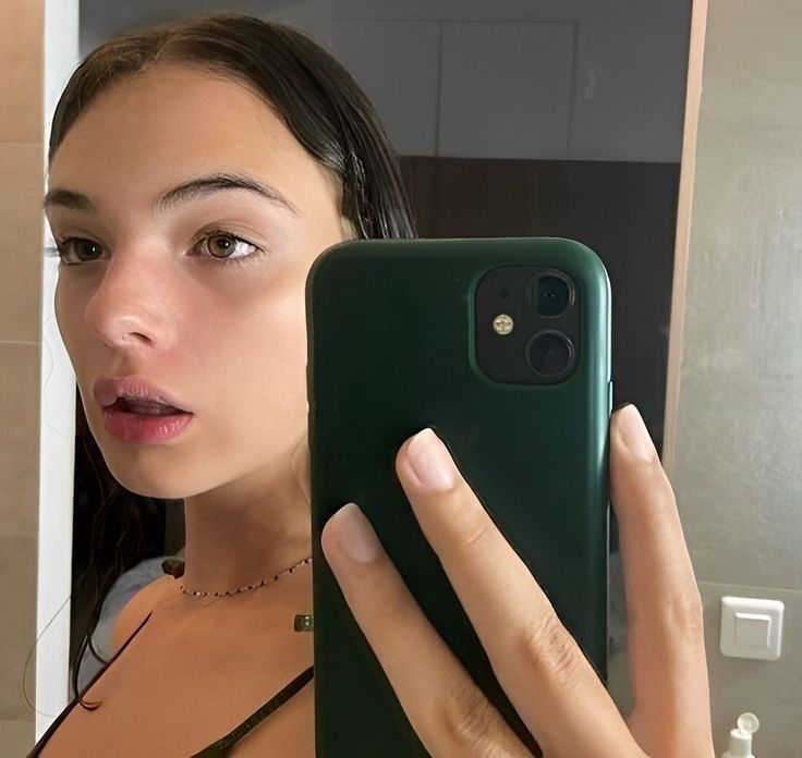 Daleko od matki! Do sieci wyciekły nowe, przypadkowe zdjęcia córki Kassela i Bellucci