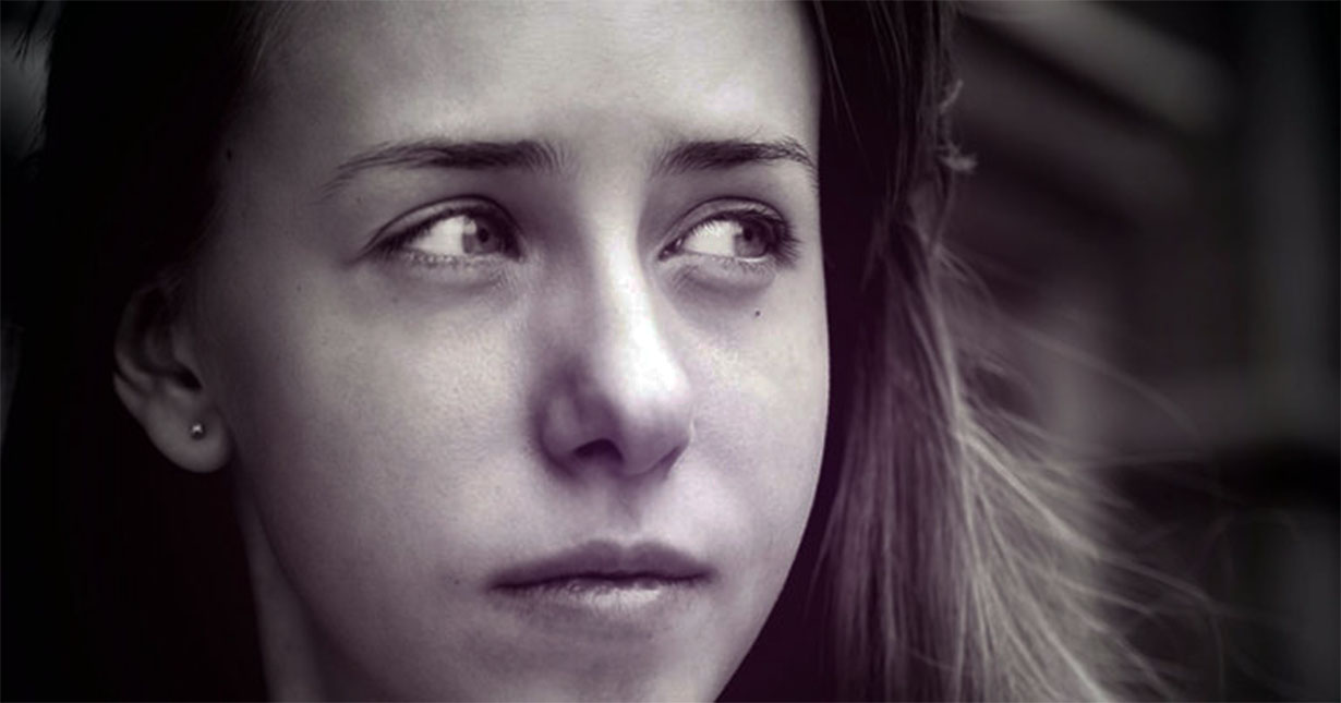 Moja jedenastoletnia córka wróciła do domu, ale jej klucz nie pasował. Czekała PIĘĆ GODZIN na deszczu. Potem wyszła moja mama i powiedziała: „Wszyscy zdecydowaliśmy, że ty i twoja mama nie mieszkacie tu już dłużej”. Nie krzyczałam. Po prostu powiedziałam: „Rozumiem”. Trzy dni później moja mama dostała LIST i zbladła…