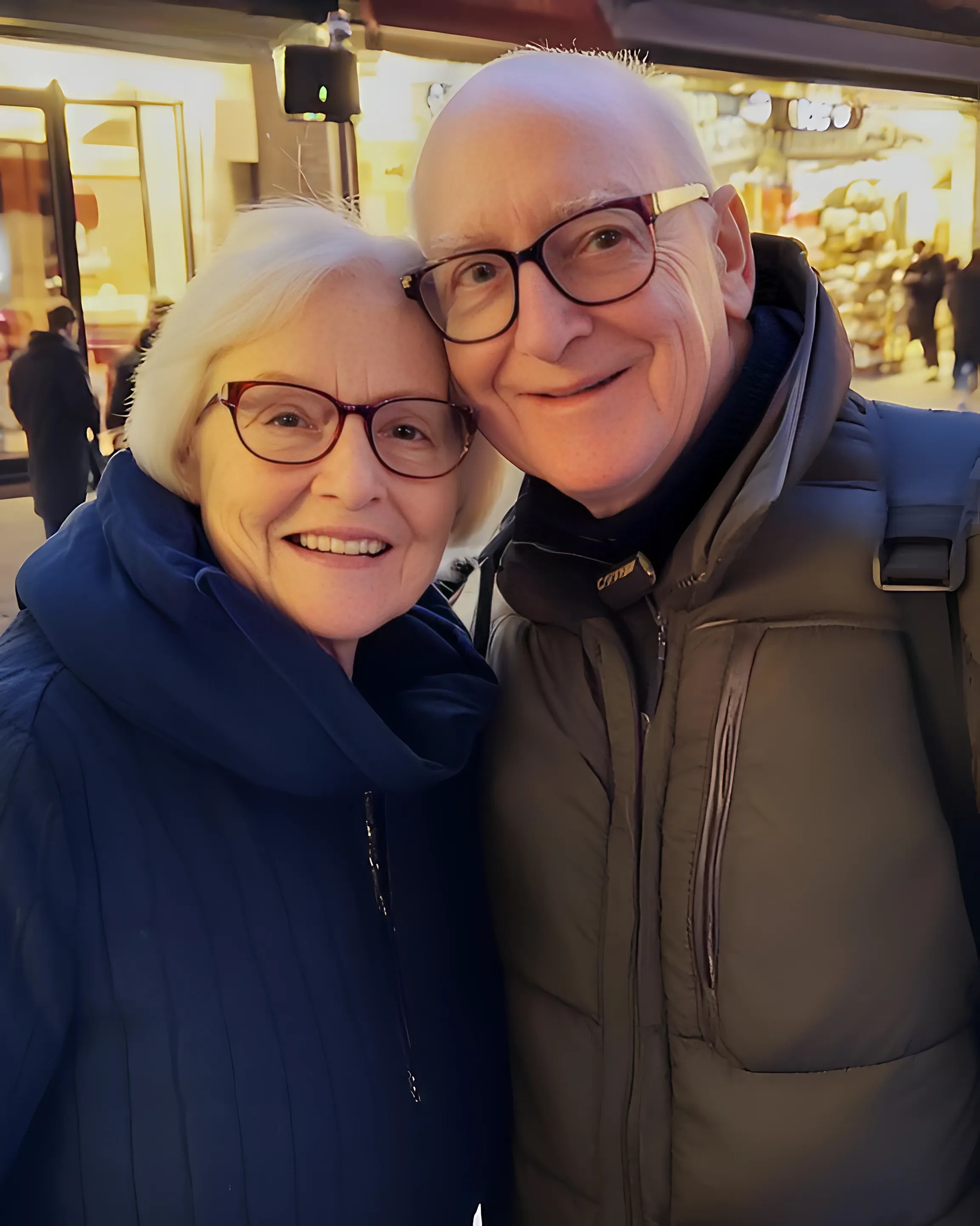 Zostałam matką w wieku 56 lat, kiedy ktoś porzucił dziecko pod moimi drzwiami – 23 lata później pojawił się nieznajomy i powiedział: „Zobacz, co twój syn przed tobą ukrywał!”.