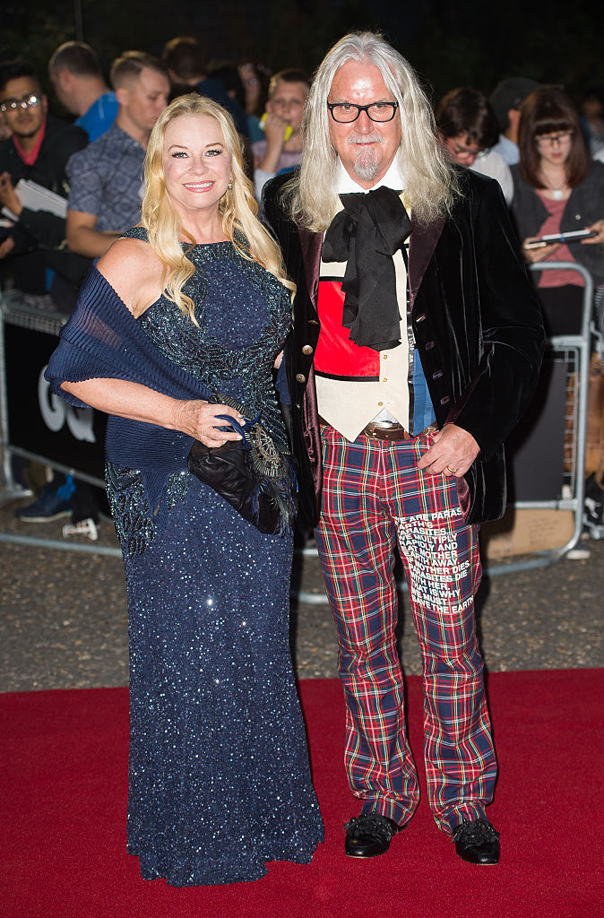 Wyrzucona z własnego domu, ta dziewczyna stała się jedną z najzabawniejszych kobiet na świecie.