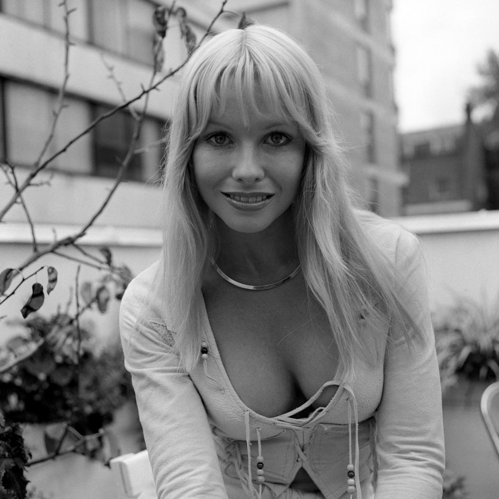 Wyrzucona z własnego domu, ta dziewczyna stała się jedną z najzabawniejszych kobiet na świecie.