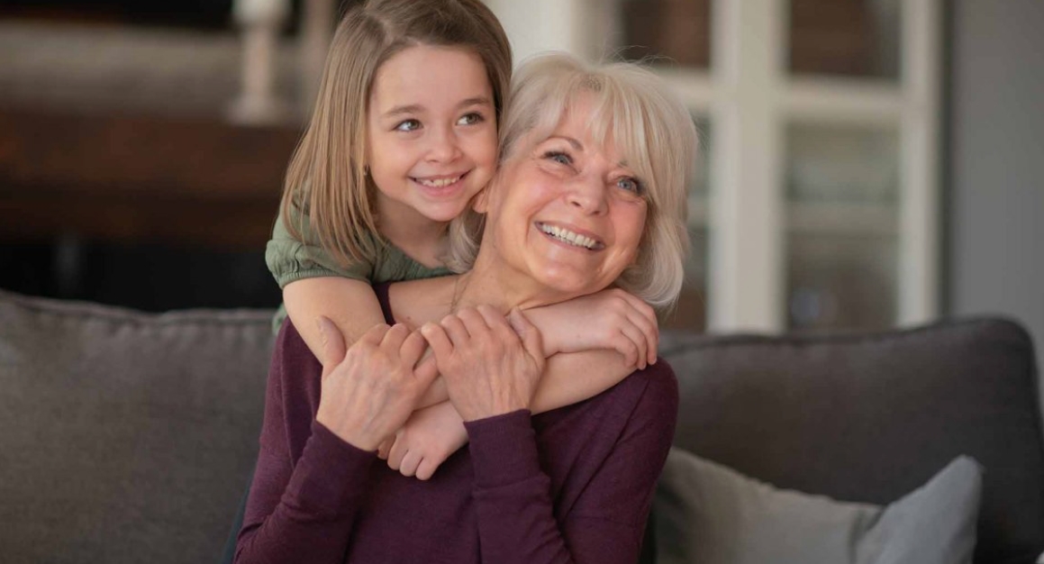Moja jedenastoletnia córka wróciła do domu, ale jej klucz nie pasował. Czekała PIĘĆ GODZIN na deszczu. Potem wyszła moja mama i powiedziała: „Wszyscy zdecydowaliśmy, że ty i twoja mama nie mieszkacie tu już dłużej”. Nie krzyczałam. Po prostu powiedziałam: „Rozumiem”. Trzy dni później moja mama dostała LIST i zbladła…