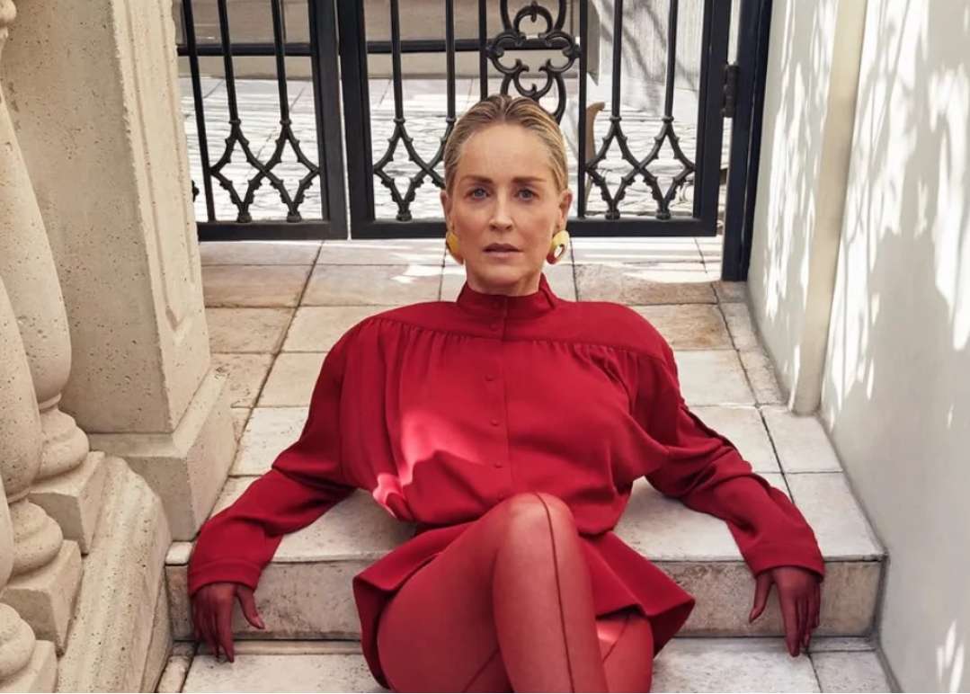 „Wiek to tylko liczba!” — 67-letnia Sharon Stone zachwyciła swoich fanów odważną pozą w kostiumie kąpielowym.