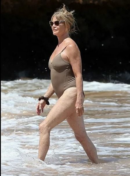 Goldie Hawn, 78 lat, wywołuje zamieszanie zdjęciami w kostiumie kąpielowym z wakacji: Zobacz dlaczego!