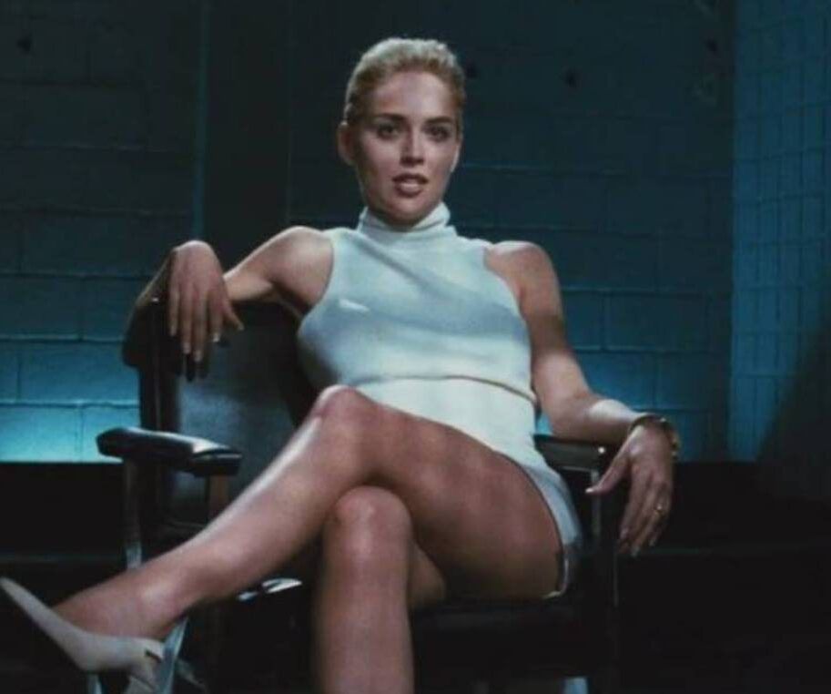 Sharon Stone po 32 latach ponownie odtwarza kultową scenę z filmu „Nagi instynkt”.