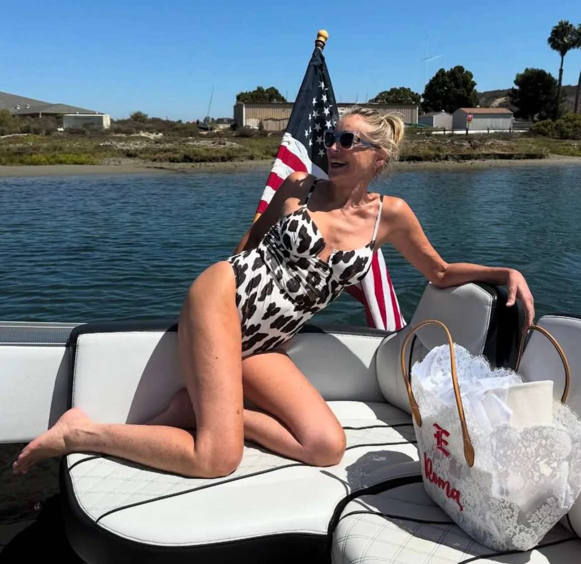 „Wiek to tylko liczba!” — 67-letnia Sharon Stone zachwyciła swoich fanów odważną pozą w kostiumie kąpielowym.