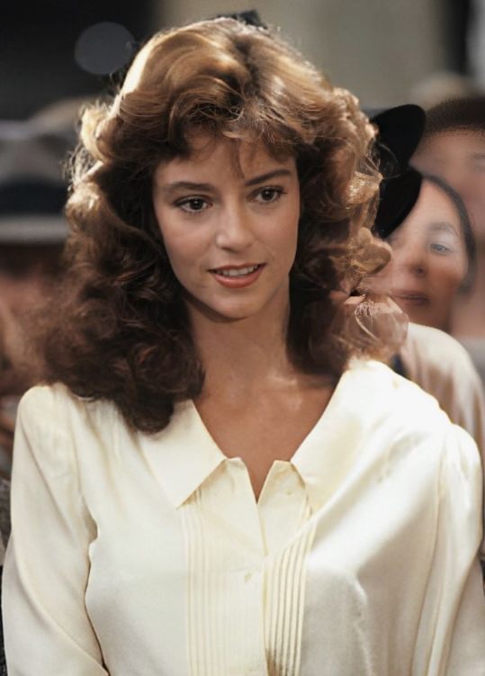 Czy potrafisz zgadnąć, kim jest? Legendarna gwiazda lat 80. wciąż zachwyca fanów ponadczasowym pięknem i ikonicznym talentem!