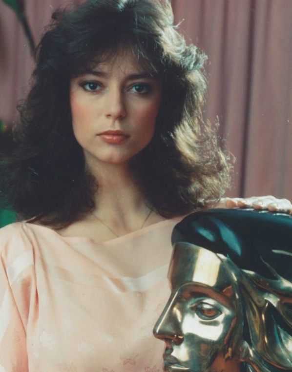 Czy potrafisz zgadnąć, kim jest? Legendarna gwiazda lat 80. wciąż zachwyca fanów ponadczasowym pięknem i ikonicznym talentem!