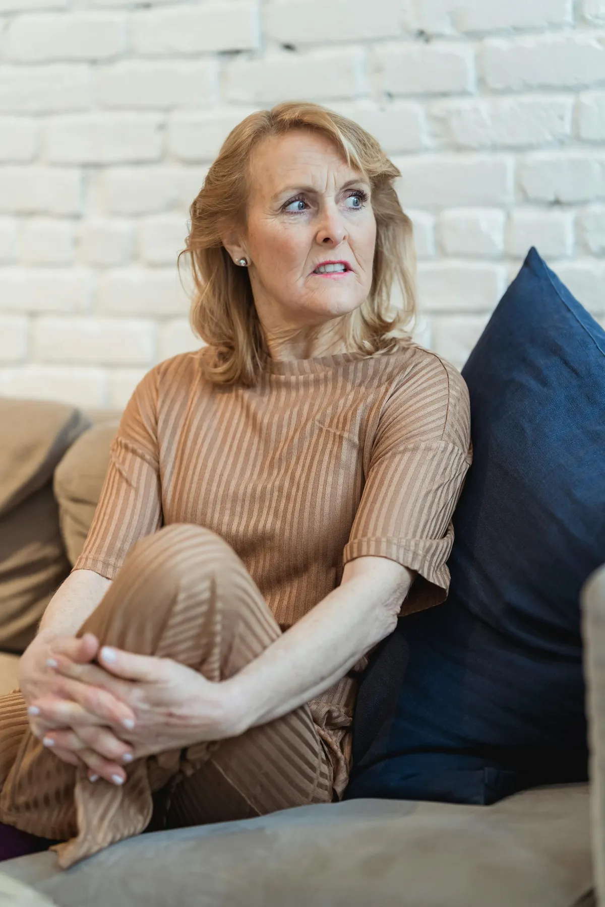 Moja jedenastoletnia córka wróciła do domu, ale jej klucz nie pasował. Czekała PIĘĆ GODZIN na deszczu. Potem wyszła moja mama i powiedziała: „Wszyscy zdecydowaliśmy, że ty i twoja mama nie mieszkacie tu już dłużej”. Nie krzyczałam. Po prostu powiedziałam: „Rozumiem”. Trzy dni później moja mama dostała LIST i zbladła…