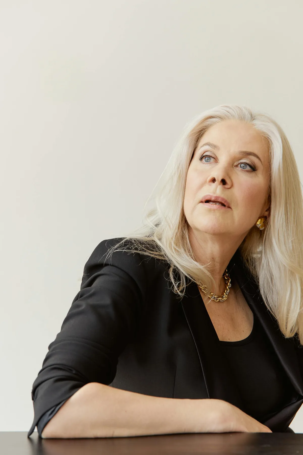 Moja przyszła teściowa powiedziała moim osieroconym młodszym braciom, że „wkrótce zostaną oddani do nowej rodziny” – więc daliśmy jej najsurowszą lekcję w jej życiu