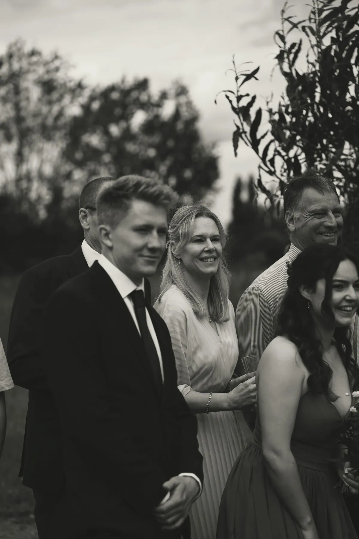 Dziewczyna mojego taty próbowała przyćmić mnie na moim własnym ślubie – więc odwróciłam sytuację i wszyscy mi bił