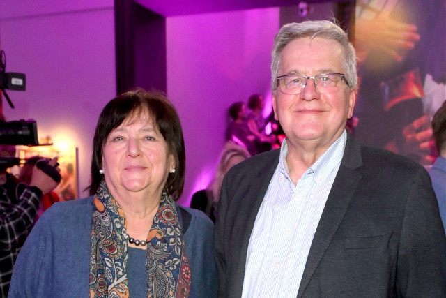 Bronisław Komorowski pojawił się na premierze wraz z żoną, której nie widział od dłuższego czasu. Ich wspólne pojawienie się natychmiast przyciągnęło uwagę