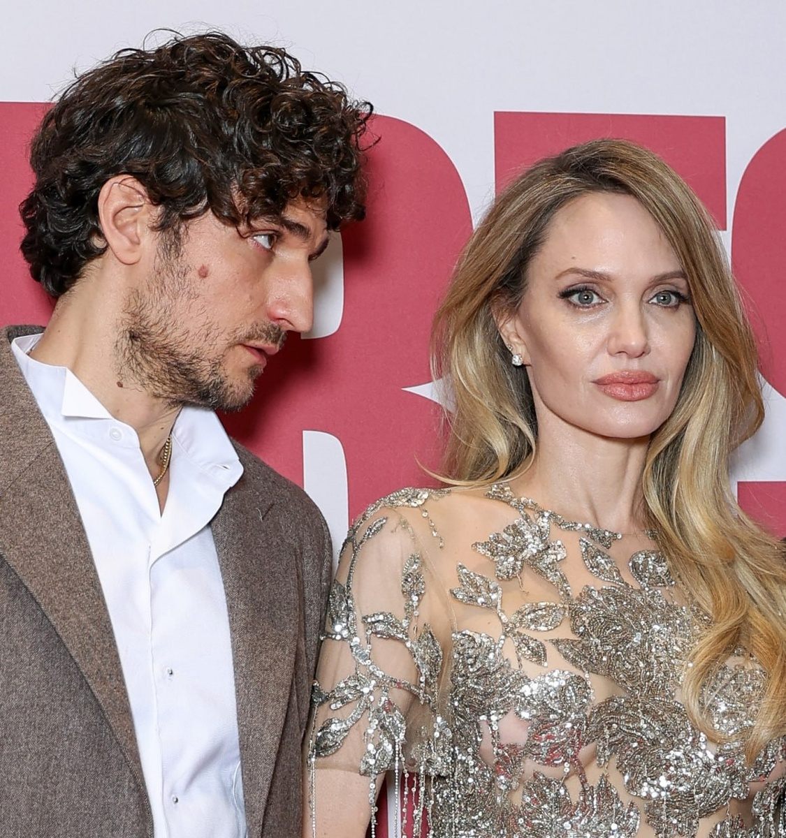 Jest od niej młodszy o 8 lat. 50-letnia Jolie została podejrzana o romans z byłym mężem znanej francuskiej supermodelki i aktorki