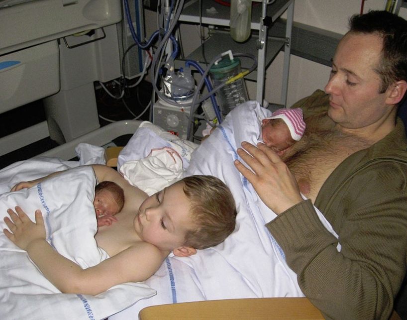Wzruszająca więź między ojcem a wcześniakami-bliźniakami podbiła serca internautów. Zobaczcie sami te urocze zdjęcia
