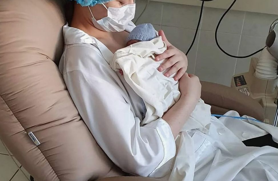 Wzruszająca więź między ojcem a wcześniakami-bliźniakami podbiła serca internautów. Zobaczcie sami te urocze zdjęcia