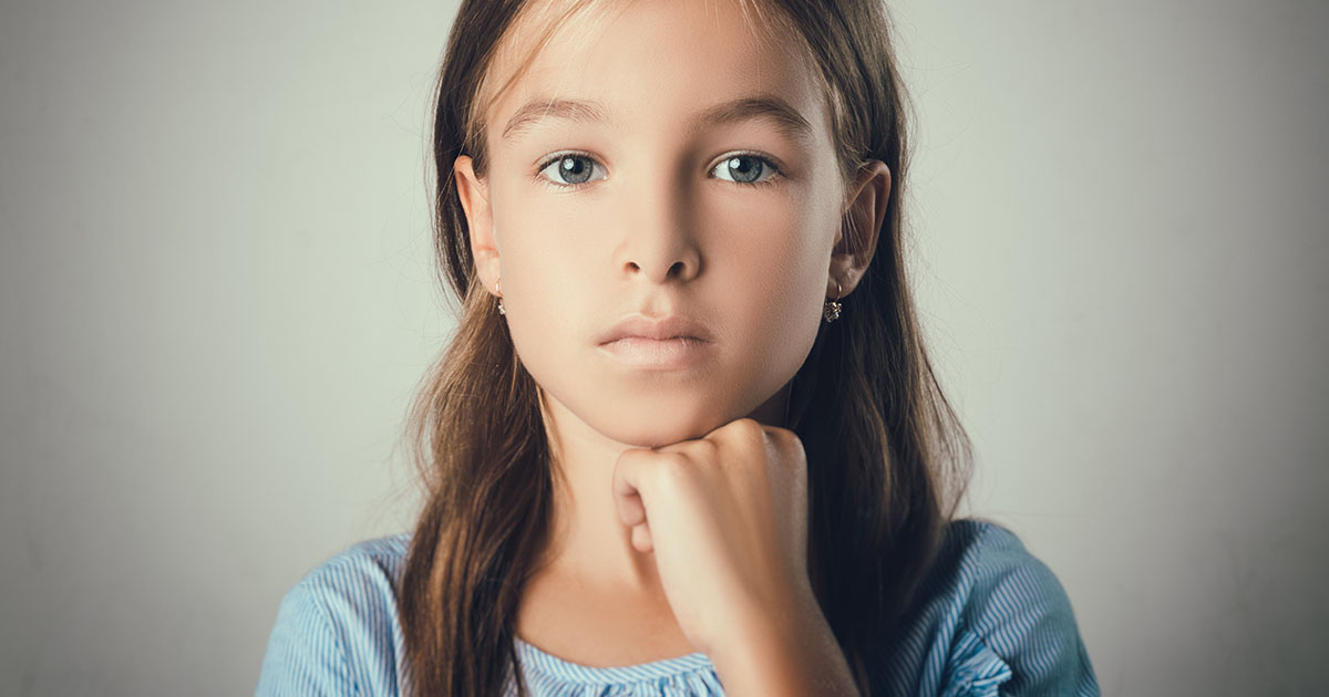 Moja jedenastoletnia córka wróciła do domu, ale jej klucz nie pasował. Czekała PIĘĆ GODZIN na deszczu. Potem wyszła moja mama i powiedziała: „Wszyscy zdecydowaliśmy, że ty i twoja mama nie mieszkacie tu już dłużej”. Nie krzyczałam. Po prostu powiedziałam: „Rozumiem”. Trzy dni później moja mama dostała LIST i zbladła…