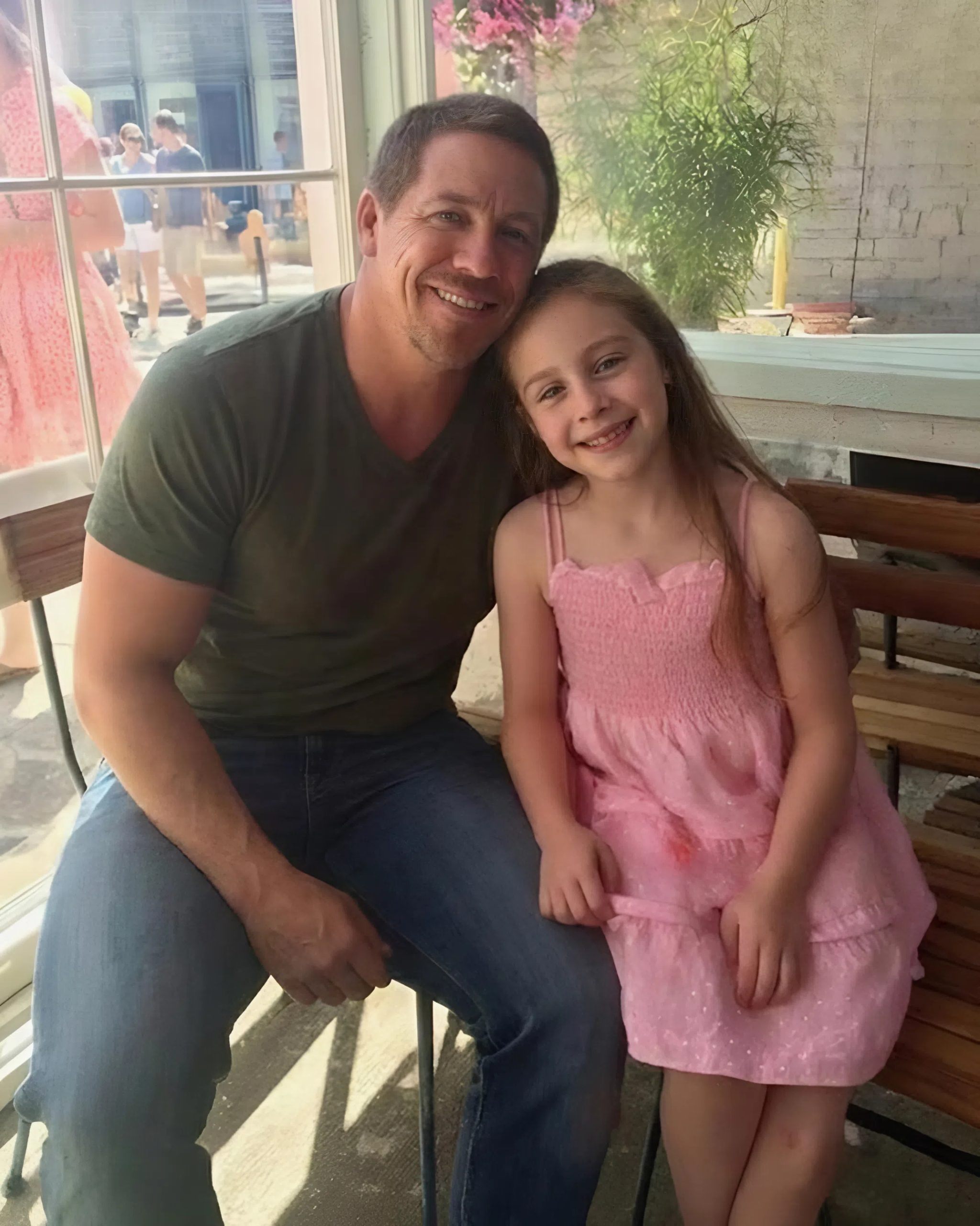 Wychowałem wnuczkę po tym, jak moja rodzina zginęła w wypadku podczas burzy śnieżnej – dwadzieścia lat później wręczyła mi notatkę, która zmieniła wszystko.