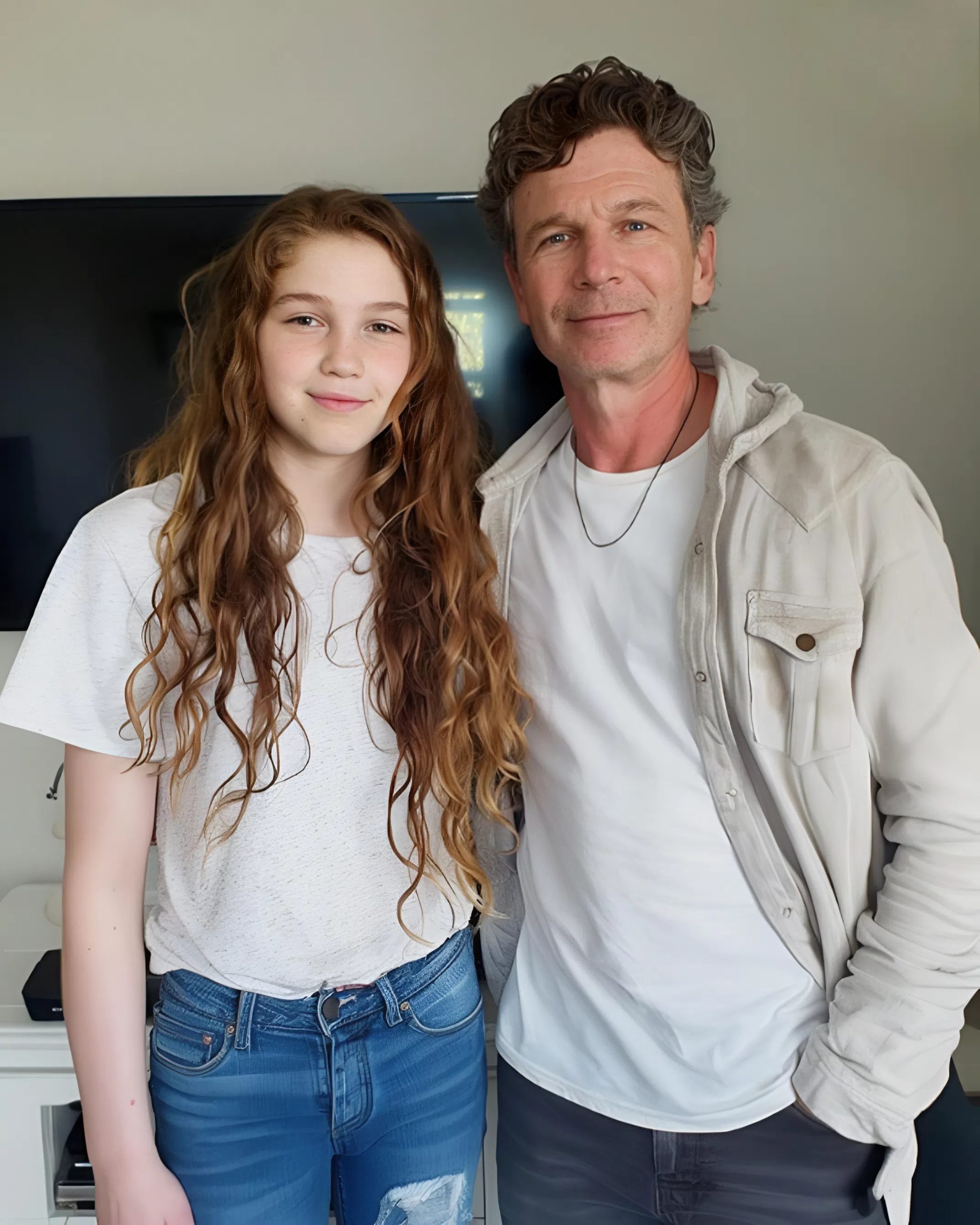 Mój ojczym wychował mnie jak własną córkę po śmierci mojej mamy, a na jego pogrzebie nieznajomy szepnął mi do ucha: „Zajrzyj do dolnej szuflady w garażu, jeśli chcesz poznać prawdę”.