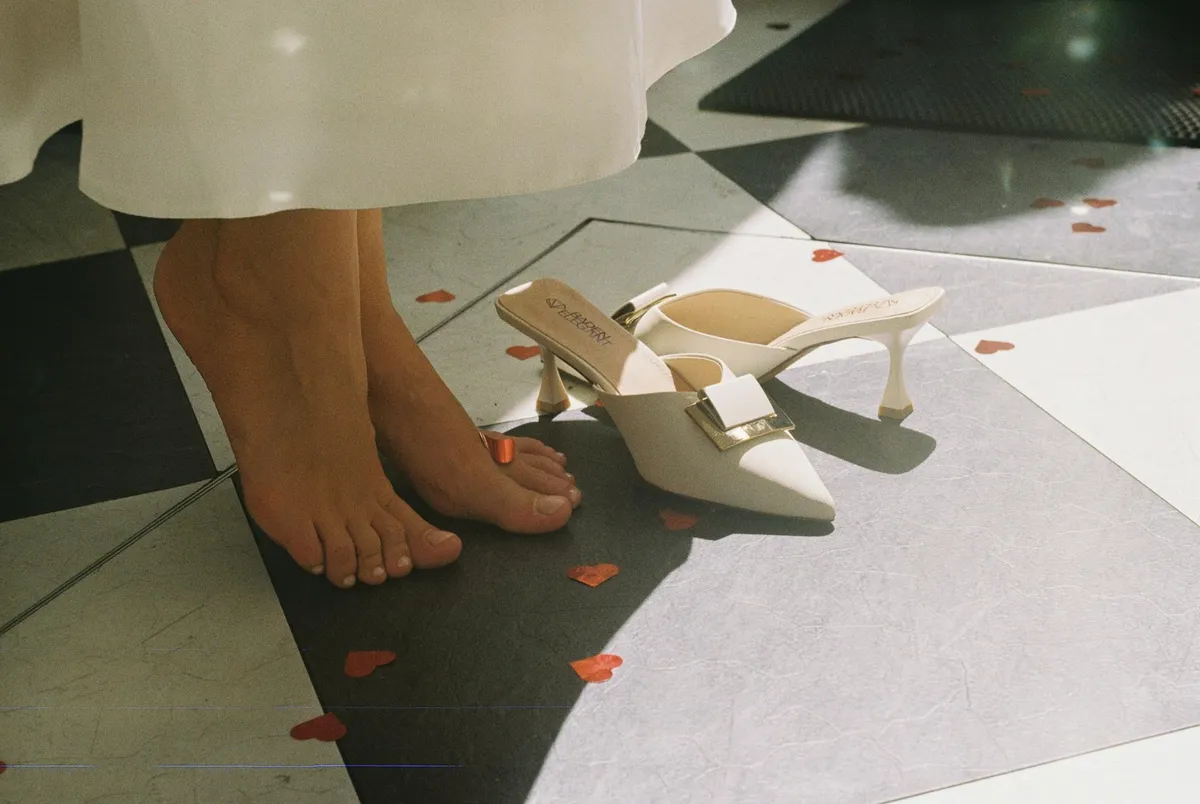 Mój świeżo upieczony mąż, niby dla żartu, wcisnął moją twarz w tort podczas jego krojenia – byłam bliska łez, gdy nagle mój brat zaskoczył wszystkich swoim zachowaniem