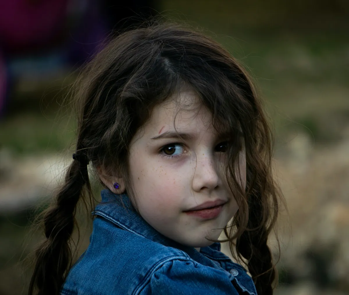 Córka mojego męża potrzebowała kosztownej terapii po wypadku – rok później dowiedziałam się, na co naprawdę poszły te pieniądze