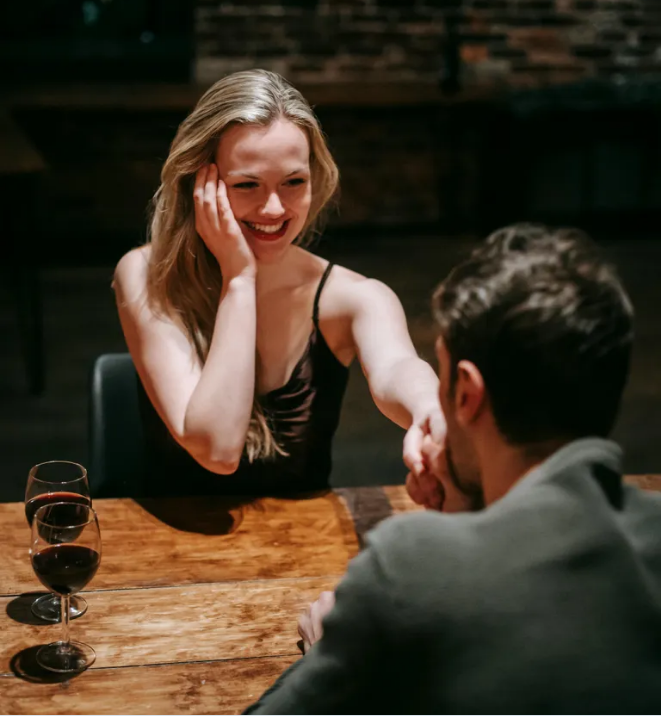 Mój mąż zostawił mnie dla mojej kuzynki, kiedy byłam na urlopie macierzyńskim – podczas ich ślubu ogłoszenie DJ-a sprawiło, że w sali zapadła cisza