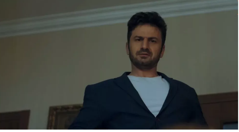 Zobaczyłam bezdomnego mężczyznę w kurtce mojego zaginionego syna – poszłam za nim do opuszczonego domu, a to, co tam znalazłam, niemal nie doprowadziło mnie do omdlenia