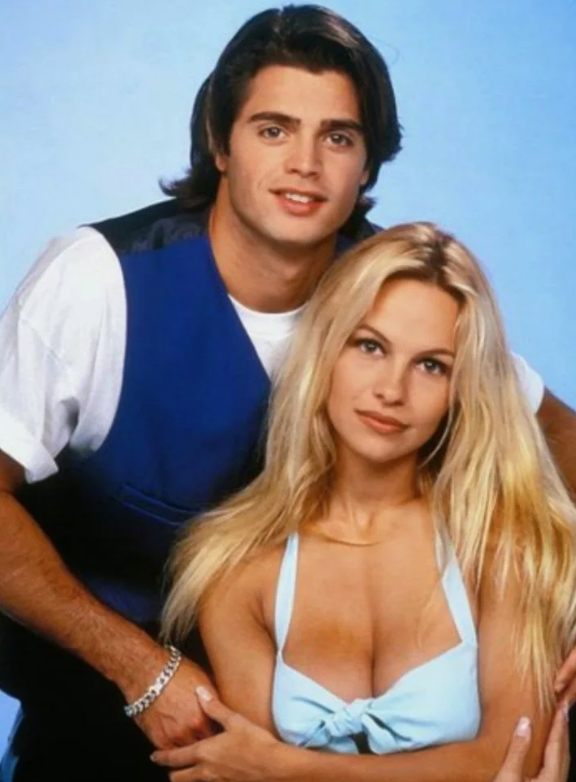 Czy rozpoznacie tę legendarną parę, zanim podbili Hollywood? Spójrzcie na ich stare zdjęcia!