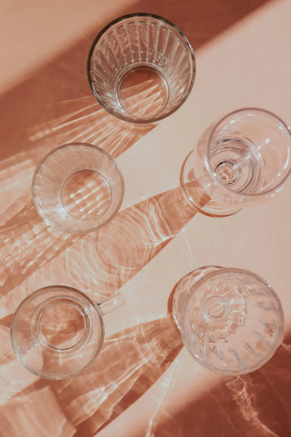 Moja macocha wykorzystywała mnie jako darmową pomoc domową, kucharkę i sprzątaczkę podczas swojego baby shower – kiedy publicznie mnie upokorzyła, mój dziadek stanął w mojej obronie