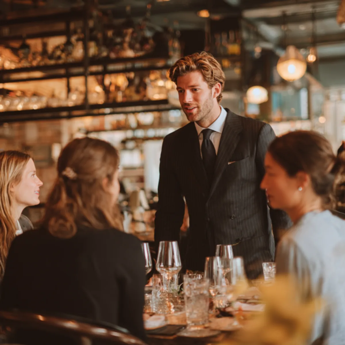 Zamożne kobiety wyśmiewały kelnerkę, twierdząc, że „pachnie biedą” – wtedy jednak mój chłopak wstał i dał im lekcję, której długo nie zapomną.