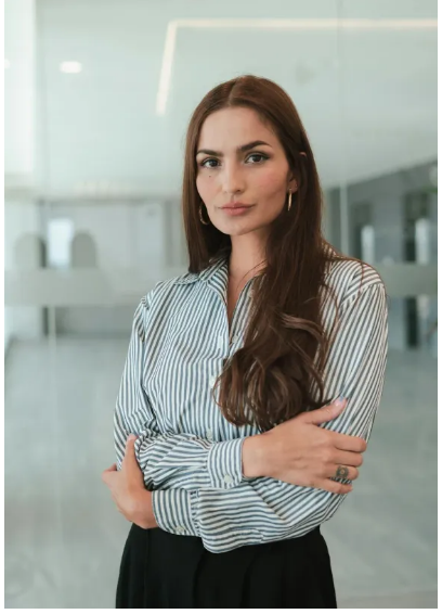 Dwadzieścia lat po tym, jak nazwała mnie „brzydkim kaczątkiem”, moja szkolna prześladowczyni zapukała do moich drzwi, błagając o 20 dolarów — to, co jej wtedy dałam zamiast pieniędzy, sprawiło, że po raz pierwszy naprawdę mnie dostrzegła.