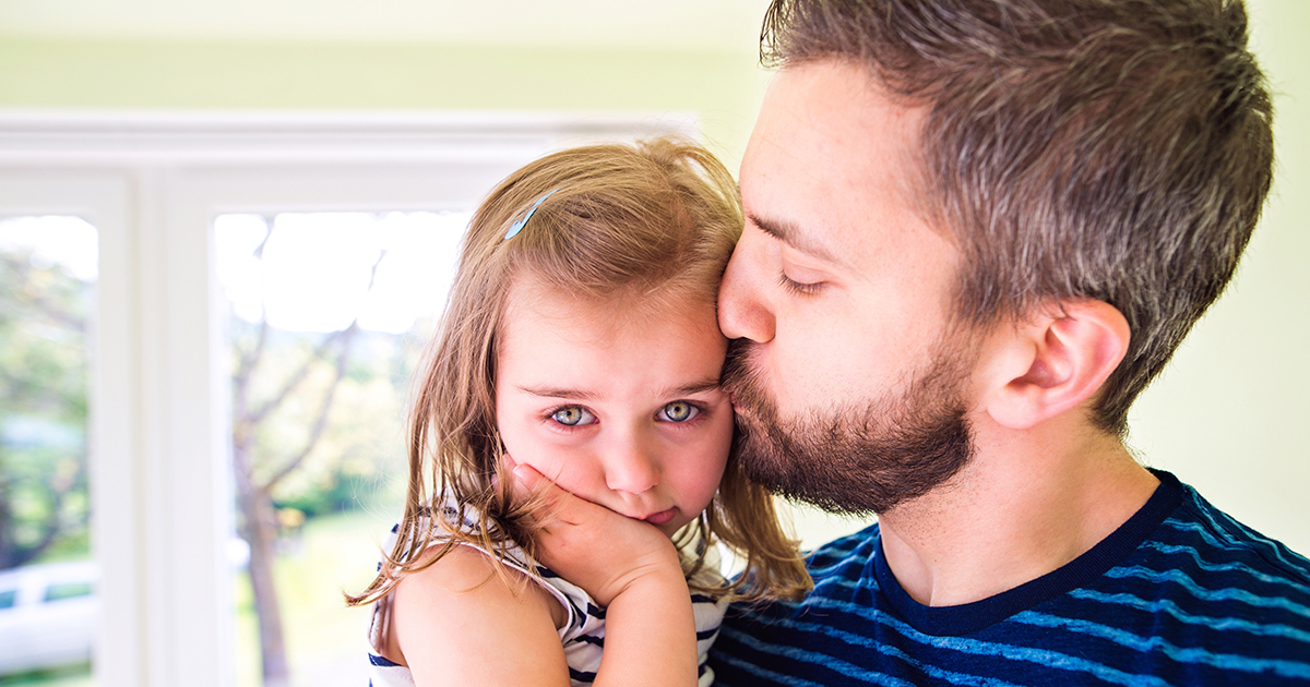 Nieznajomy zrobił zdjęcie mnie i mojej córce w metrze — a następnego dnia zapukał do moich drzwi i powiedział: „Spakuj rzeczy swojej córki.”