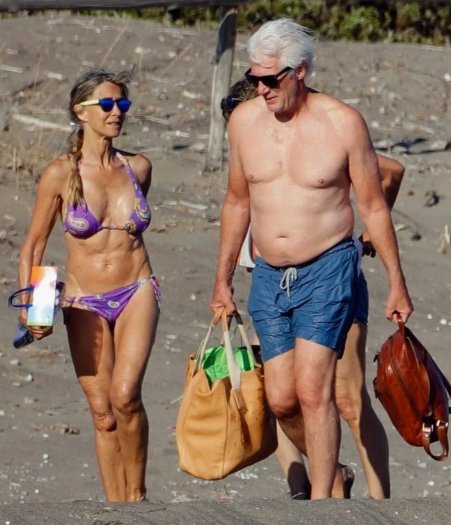 Hollywoodzka para przyciąga wzrok podczas idealnego wypoczynku na plaży! Najciekawsze momenty, które sprawiają, że wszyscy się zastanawiają, kim oni są!